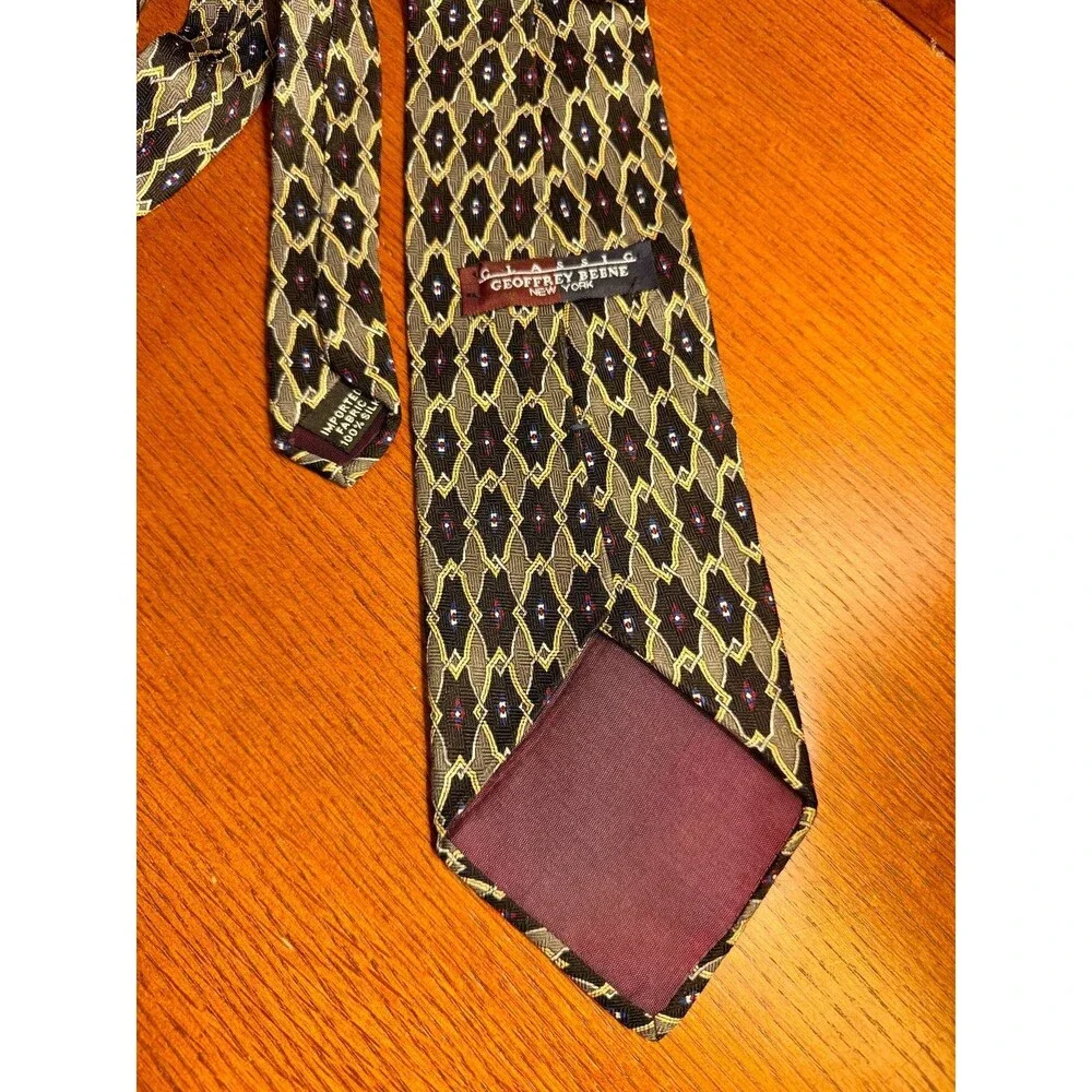 Geoffrey Beene Classic‎ 100% Silk Necktie Geometric Pattern Black/Gray SKU 106